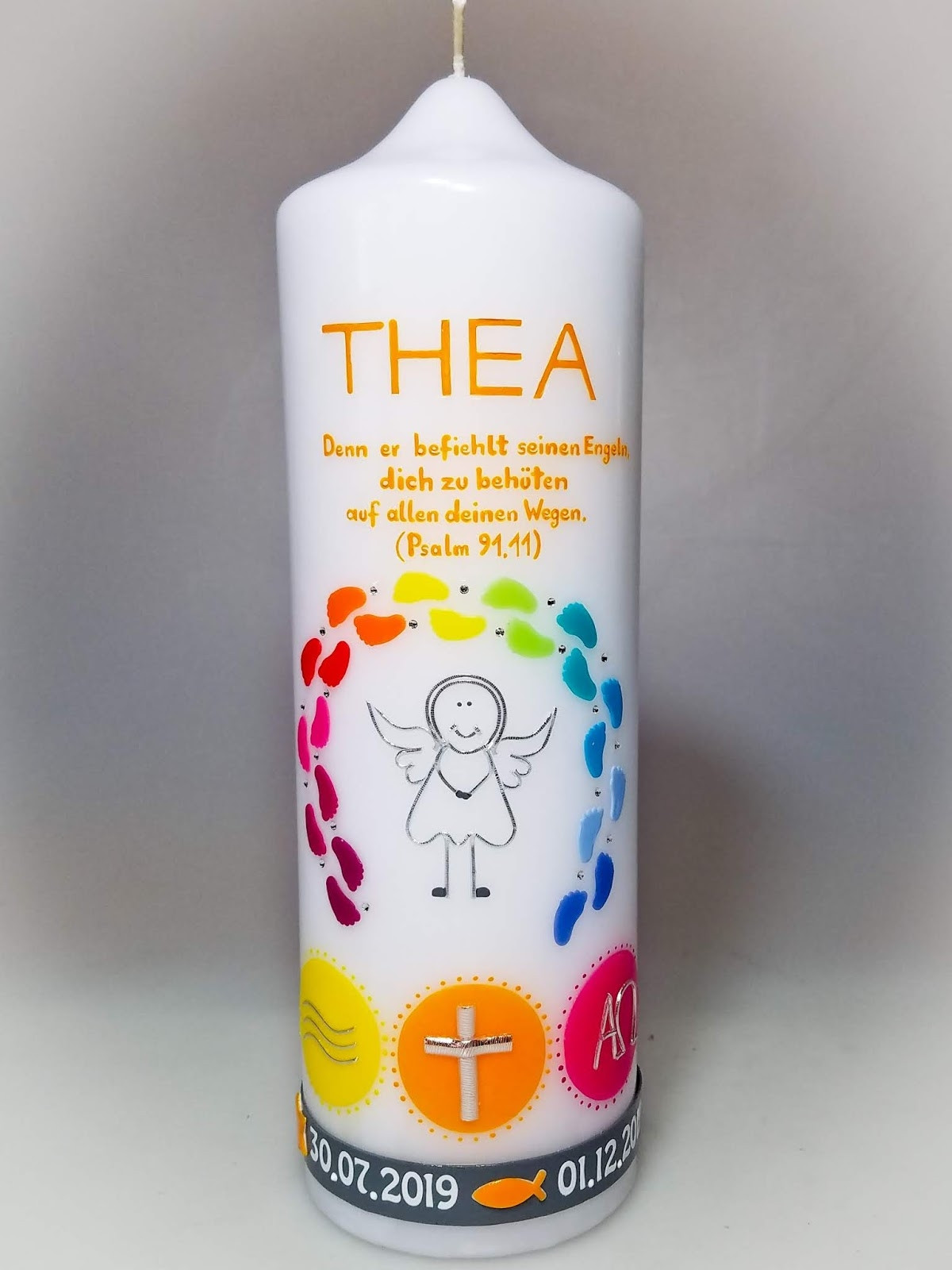 Taufkerze Engelszeichen mit Regenbogenfüsschen